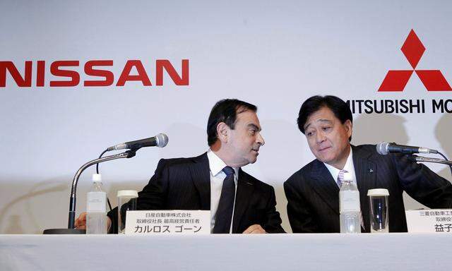 Wir schaffen das: Carlos Ghosn, Chef von Nissan-Renault, scheint dem Mitsubishi-Präsidenten Masuko Mut zuzusprechen.