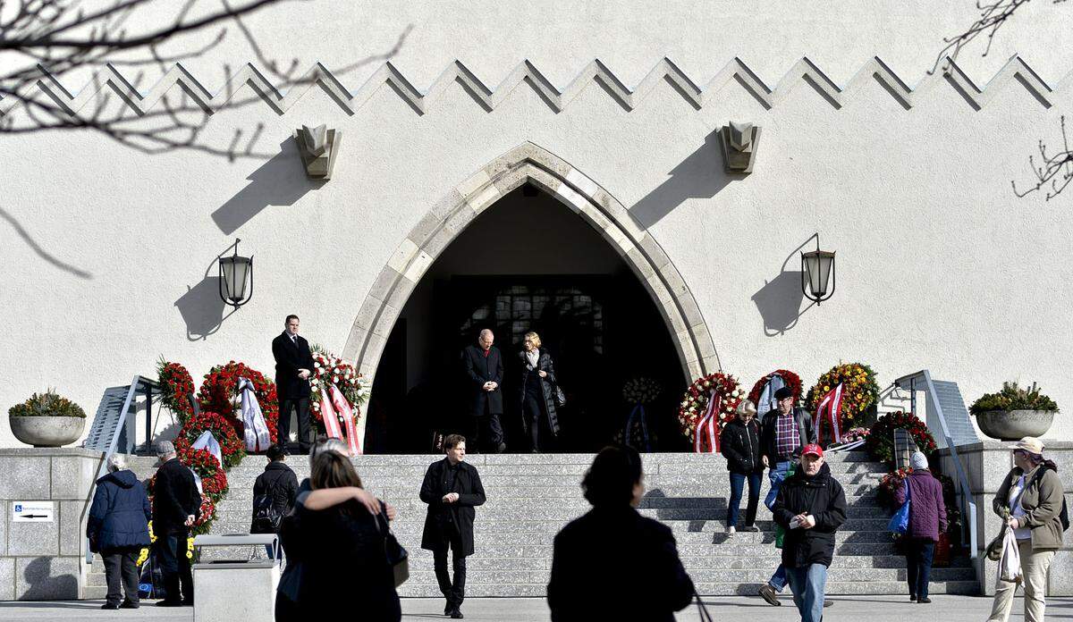 Die Trauerfeier fand im ältesten Krematorium der Stadt Wien, der Feuerhalle Simmering neben dem Zentralfriedhof statt.