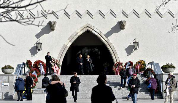 Die Trauerfeier fand im ältesten Krematorium der Stadt Wien, der Feuerhalle Simmering neben dem Zentralfriedhof statt.