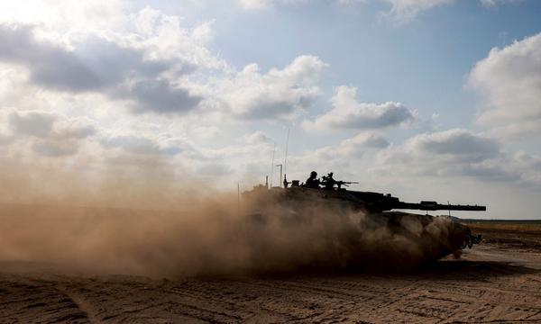 Ein israelischer Kampfpanzer an der Grenze zum Gazastreifen.