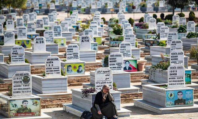 Am Friedhof der nordsyrischen Stadt Qamishli. Die Türkei droht mit einer neuen Bodenoffensive in der Region.