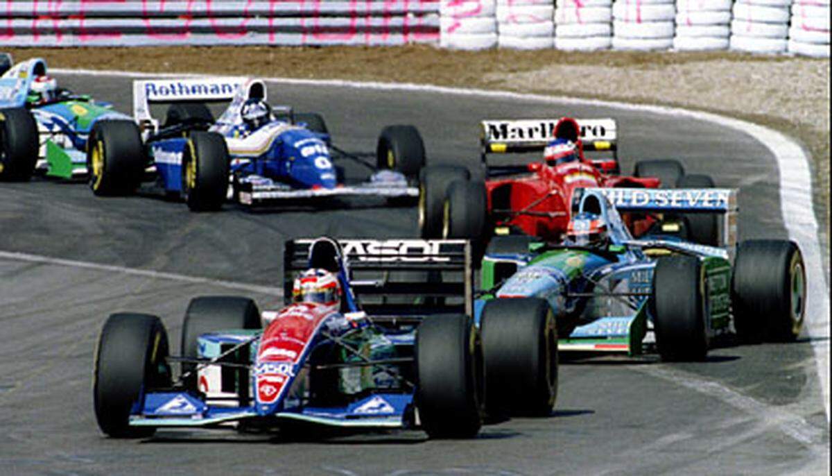 Der Sieg beim Grand Prix in Belgien wird Schumacher (im Bild als Zweiter) aberkannt. Grund: bei einer Kontrolle nach dem Rennen waren an einer Holzplatte am Unterboden seines Benettons Abschleifungen festgestellt worden. Der Rennstall führte die Unregelmäßigkeiten auf einen Dreher Schumachers zurück. Erstmals taucht der Begriff "Schummel-Schumi" auf.
