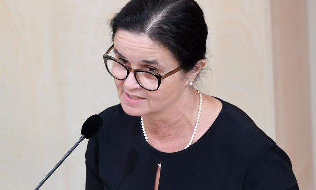 Gesundheitsministerin Brigitte Zarfl 