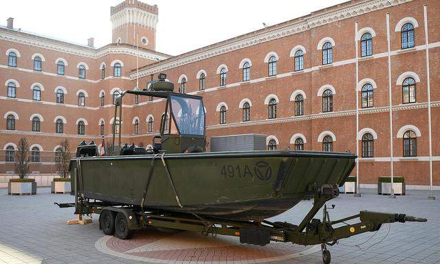Ein Boot, baugleich wie das Unfallboot, wurde am Mittwoch bei der Präsentation des Berichts im Verteidigungsministerium gezeigt.