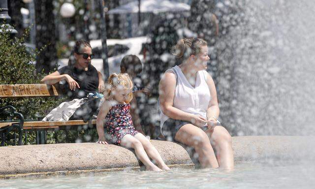 Abkühlung in einem Brunnen am Eisernen Tor in Graz.