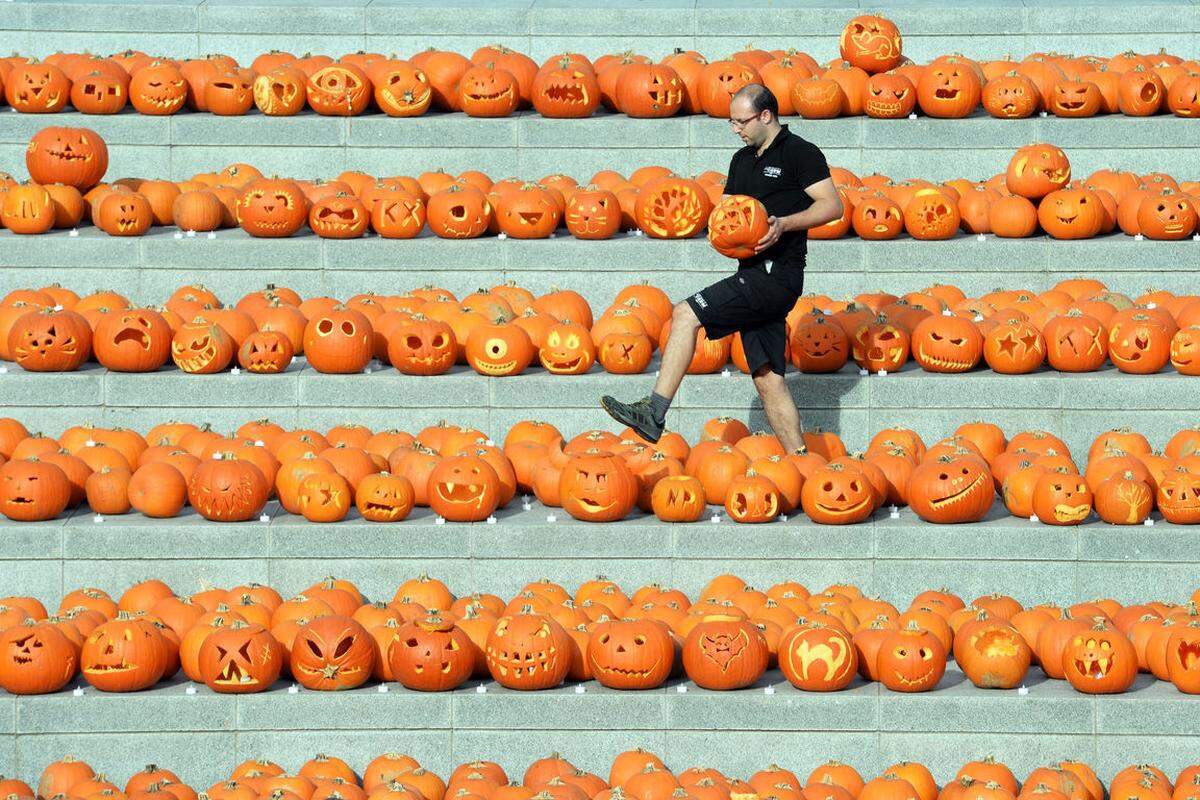 Traditionen wie der Valentinstag, der Muttertag und Halloween wurden durch den Handel aus den USA importiert, um das Geschäft anzukurbeln. Neuerdings gibt es in Europa auch Black Friday.