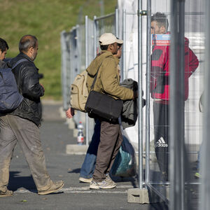 FL�CHTLINGE: ANKUNFT IN SPIELFELD