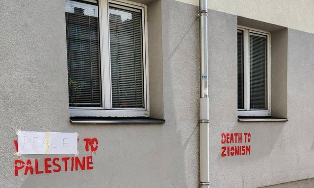 Ein Bild der IKG zeigt antisemitische Parolen an der Wand eines Geschäfts mit jüdischen Eigentümern.