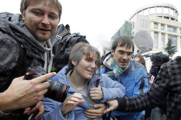 Ein Berufungsgericht in Moskau hat am 10. Oktober die Haftstrafe für eine der drei Frauen der Moskauer Punkband Pussy Riot gekippt und in eine Bewährungsstrafe umgewandelt. Die 30-jährige Jekaterina Samuzewitsch kommt damit frei. Die zwei weiteren verurteilten Aktivistinnen müssen nach ihrer Kritik an Kremlchef Wladimir Putin aber tatsächlich für zwei Jahre ins Straflager. Ein Gericht hatte die 30-jährige Samuzewitsch, die 22-jährige Nadeschda Tolokonnikowa und die um zwei Jahre ältere Maria Aljochina Mitte August wegen Rowdytums aus religiösem Hass zu je zwei Jahren Straflager verurteilt. Sie hatten in der Christ-Erlöser-Kathedrale in Moskau ein "Punkgebet" gegen Präsident Putin aufgeführt. Das Urteil hat international für Empörung gesorgt.