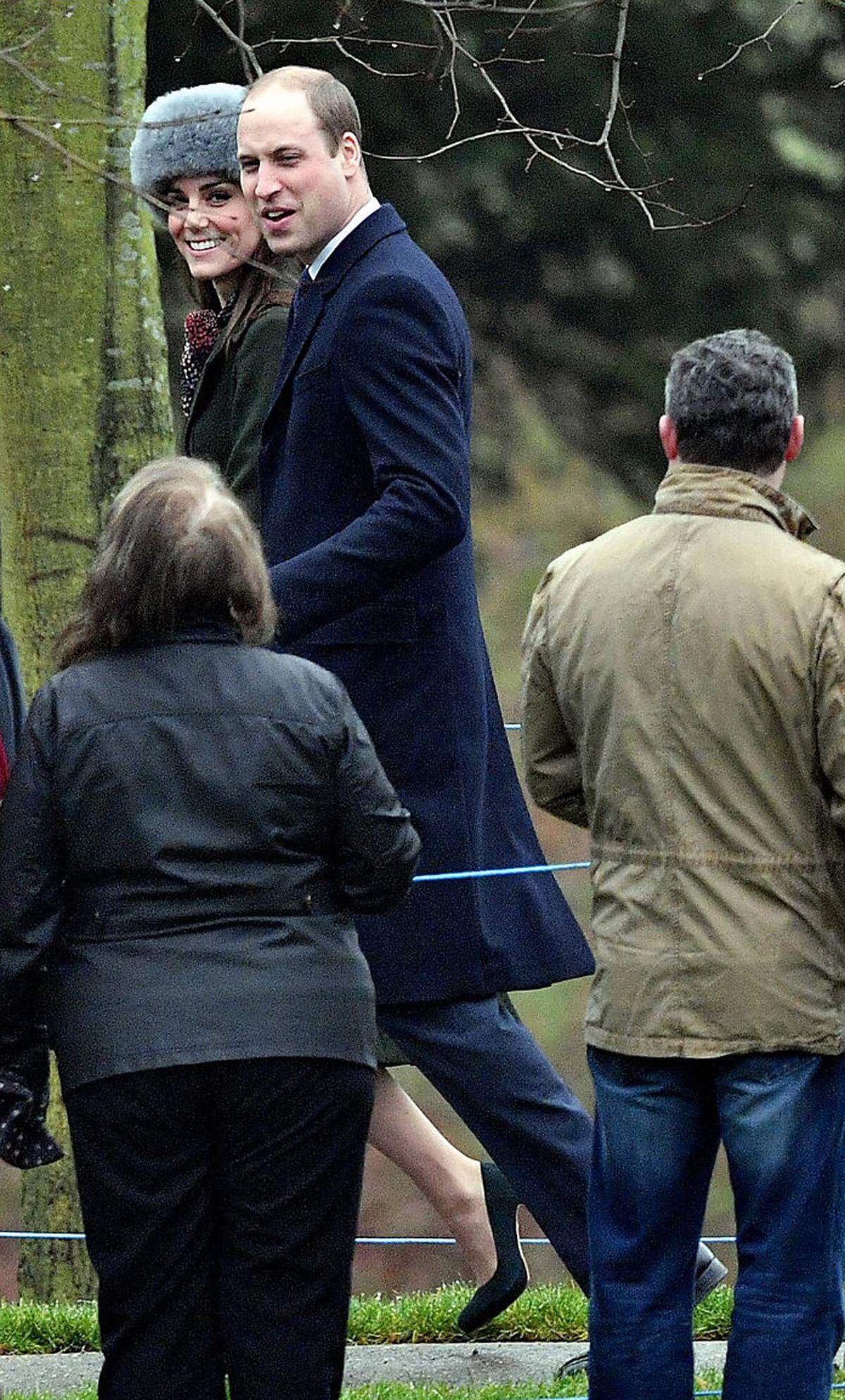 Von Kates Outfit beim feiertäglichen Kirchenbesuch in Sandringham, dem englischen Landsitz von Königin Elizabeth, zu Kates Geburtstagswochenende bekamen Fotografen nicht viel vor die Linse - außer einem monströs großen, grauen Hut aus Alpaca-Fell (von Lacorine). War auch nicht so wichtig: Den grünen SportsMax-Wollmantel hat die Herzogin vor dem Kirchgang Anfang Jänner schon zwei Mal getragen, dazu kombinierte sie dunkelgraue Raulederpumps von Emmy Shoes. Der Seidenschal, der am Mantelkragen als Blickfang diente, stammt von einem der Lieblingslabels von Kate - dem Londoner Modehaus L. K. Bennett. Und weil Kates Outfit quasi unsichtbar ist...