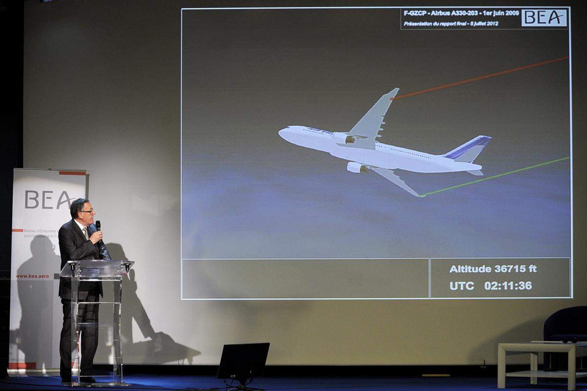 Die Air-France-Flugzeugkatastrophe am Pfingstmontag 2009 wurde nach dem abschließenden Expertengutachten maßgeblich durch Pilotenfehler verursacht. Im Bild: Alain Bouillard von der französischen Luftfahrtbehörde BEA präsentiert am Donnerstag die Expertise.