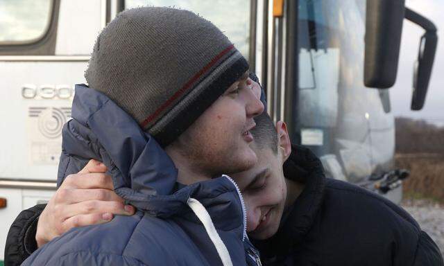 Endlich in Freiheit: Zwei frühere Gefangene umarmen einander am Checkpoint Majorsk. Nicht nur Soldaten wurden freigelassen, auch aus politischen Gründen Inhaftierte waren bei dem Austausch dabei.