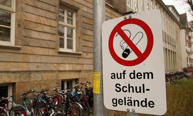 Schild mit Rauchverbot vor einer Bremer Oberschule Gesamtschule