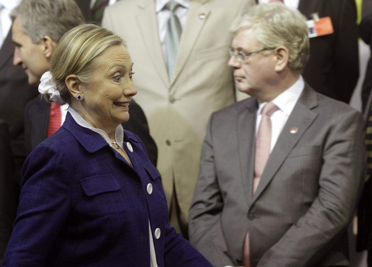 In ihrer Zeit als US-Außenministerin waren die Zopfgummis tatsächlich eines der Lieblings-Haaraccessoires von Clinton. 