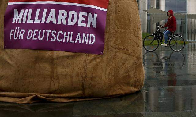 A 3,5 metre high money bag stands in front of the Chancellery during and election campaign action ´Zero tolerance for tax evasion and tax avoidance´ by the Social Democratic Party (SPD) politicians in Berlin