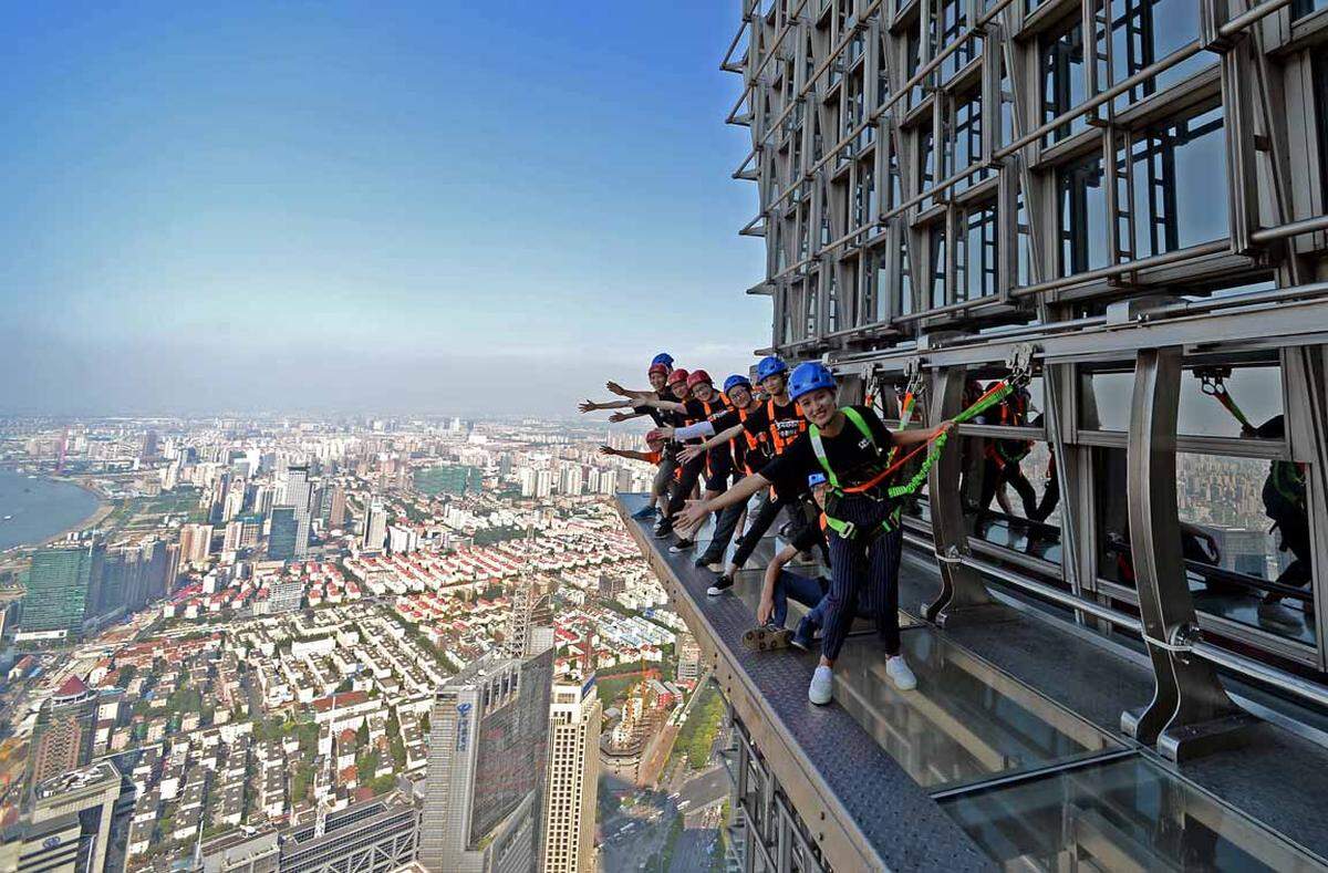 Mit einem Gurt gesichert können sich die Spaziergänger frei auf dem 60 Meter langen und nur 1,20 Meter breiten Steg bewegen, um einen guten Blick auf die Millionenstadt zu bekommen. Vorsicht ist aber trotzdem geboten: Es gibt kein Geländer.