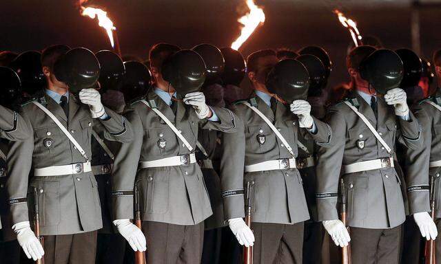 Bundeswehr-Soldaten während einer Zeremonie: Der Fall um Franco A. wühlt die Truppe auf.