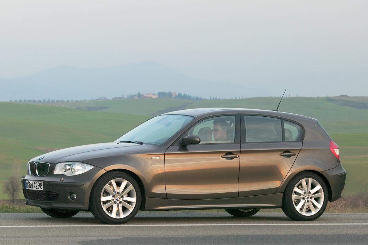 5 Jahre später - im Jahr 2004 - bringt BMW eine völlig neue Baureihe heraus: Den 1er BMW. Mit dem Auto will BMW in der Kompaktklasse mitmischen.