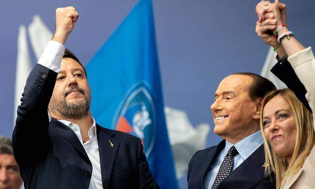Meloni (re.) stellte mit ihrem Wahlsieg ihre beiden Bündnispartner (im Bild Salvni (li.) und Berlusconi) in den Schatten.