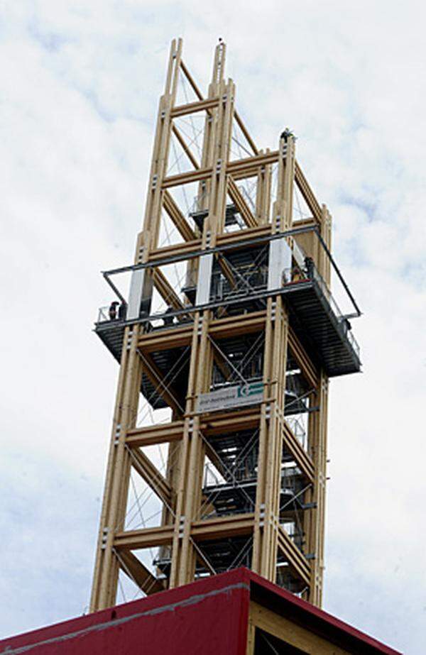 Der Komplex besteht aus einem Ausstellungsgebäude samt 66,72 Meter hohem Holzturm mit Aussichtsplattform. Mit den Errichtungsarbeiten sei man im Zeitplan, hieß es vonseiten der ÖBB.