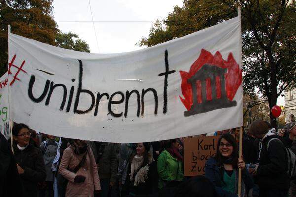 Auch mit Plakaten ist die Unibrennt-Bewegung vertreten. Die ganze Demonstration lässt die Stimmung der Proteste vom Vorjahr wieder aufleben.