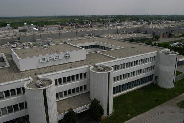 Auch in Österreich betreibt Opel ein Werk. Seit 1982 werden in Aspern Motoren und Getriebe für Automobile produziert werden. In der Spitzenzeit waren dort über 2000 Mitarbeiter beschäftigt.