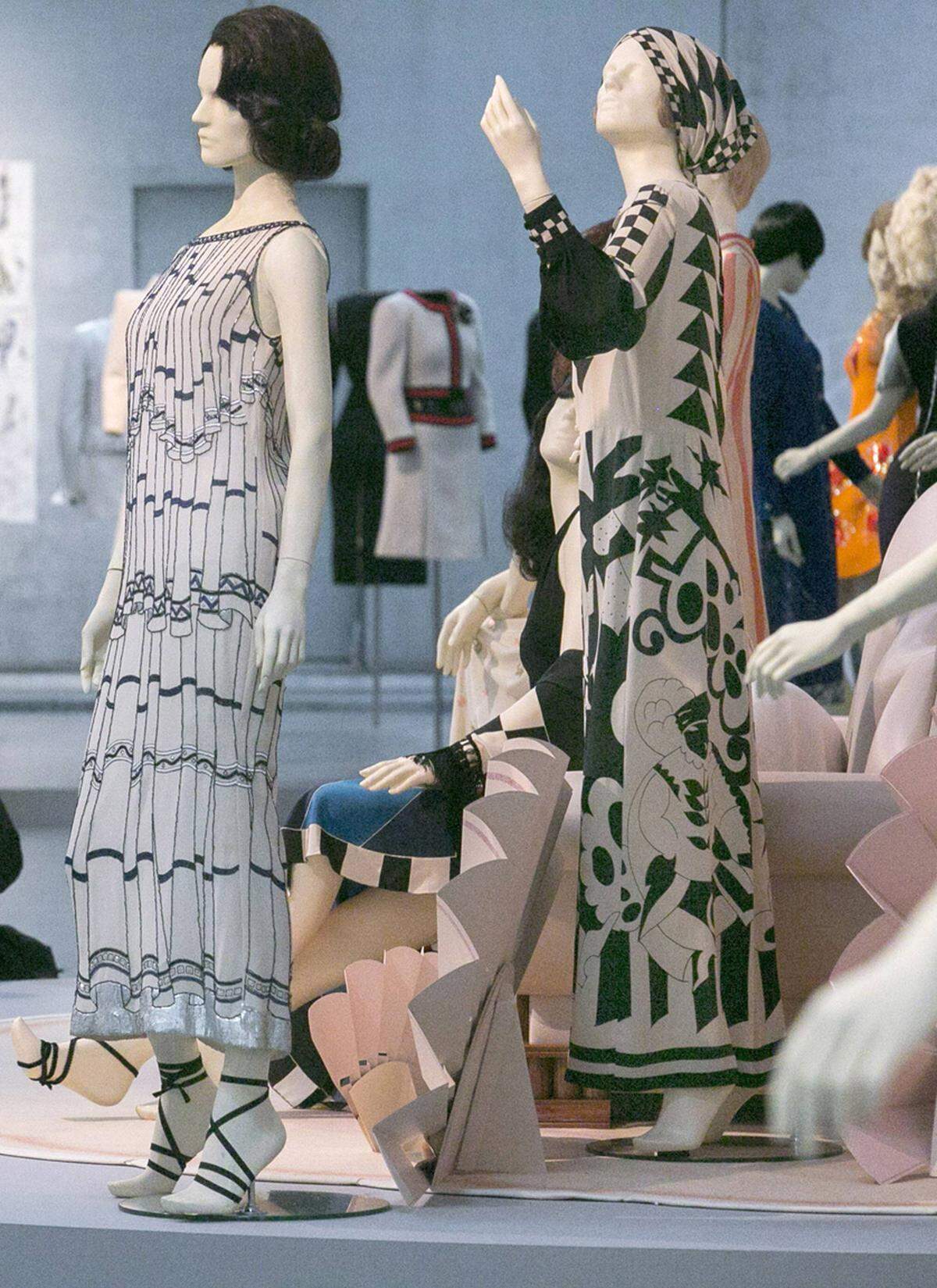 Der letzte Raum widmet sich dann doch der Haute Couture. Im märchenhaft wirkenden "Papier-Palast" dürfen die Besucher träumen: So manche Dame würde sich wohl gerne mal in dem rosa Federkleid sehen, in dem Nicole Kidman einst aufgetreten ist.