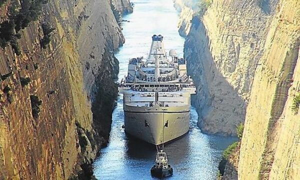 Die Ocean Majesty kann wie nur wenige Schiffe den Kanal von Korinth passieren.