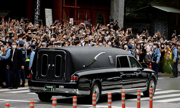 Der Leichnam von Shinzo Abe auf seinem letzten Weg in Richtung Zojoji-Tempel in Tokio.