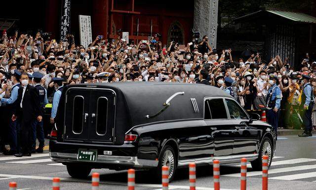 Der Leichnam von Shinzo Abe auf seinem letzten Weg in Richtung Zojoji-Tempel in Tokio.
