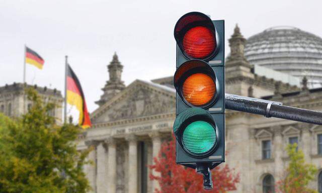 Eine Ampel vor dem Reichstagsgebäude