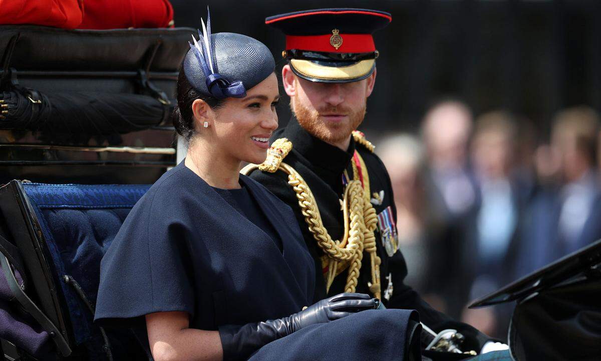 Juni 2019: Harry und Meghan geben bekannt, sich aus der mit William und Kate betriebenen wohltätigen Arbeit in der Royal Foundation zurückziehen. Stattdessen wollen sie ihre eigene Benefiz-Stiftung ins Leben rufen, Sussex Royal.