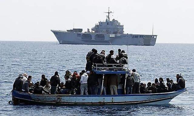 Symbolbild: Migranten auf einem Boot vor der Küste Italiens.