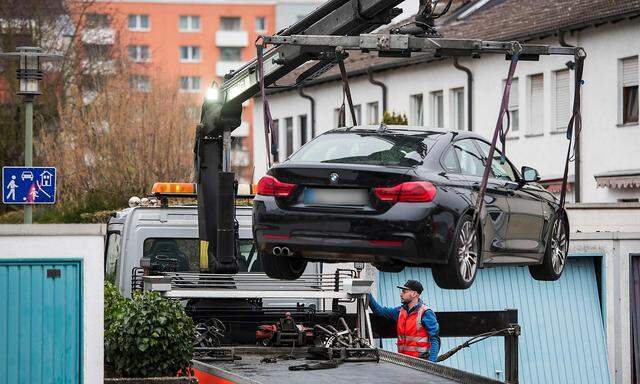 Ein BMW, laut deutschen Medienberichten das Fluchtauto des mutmaßlichen Täters, wurde Donnerstagfrüh in Hanau abtransportiert.