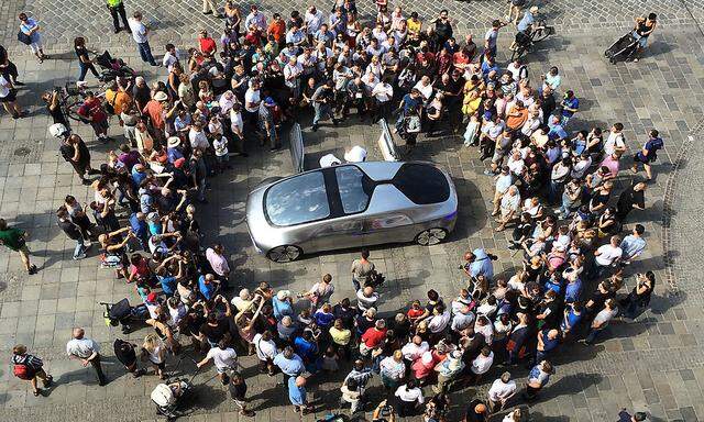 Ein selbstfahrender Mercedes wird von den Besuchern der Ars Electronica in Linz bestaunt..