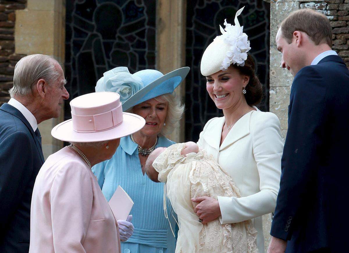 In der Taufkirche war am Sonntag nur ein kleiner, aber erlauchter Kreis von Gästen zugelassen. Neben den fünf Taufpaten und ihren Partnern kamen Queen Elizabeth II., ihr Mann Prinz Philip und der engere Familienkreis ...