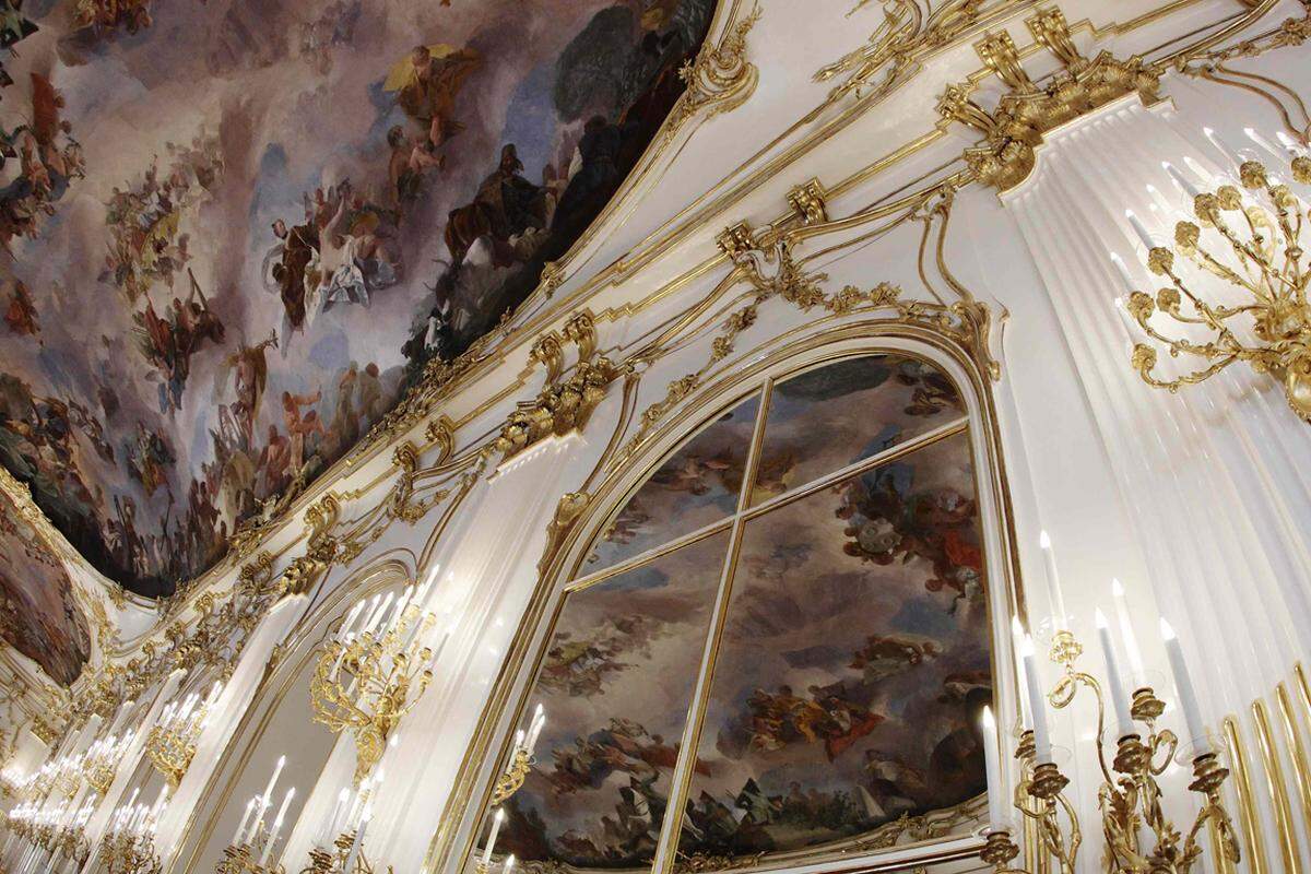 Bei den Restaurationsarbeiten wurde besonderes Augenmerk darauf gelegt worden, dass der Saal wieder in seiner Originalausstattung aus dem Jahr 1755 - also mit einer Polierweißfassung - erstrahlt, so die Schloss Schönbrunn Kultur- und BetriebsgesmbH (SKB), die die historische Sehenswürdigkeit betreibt.