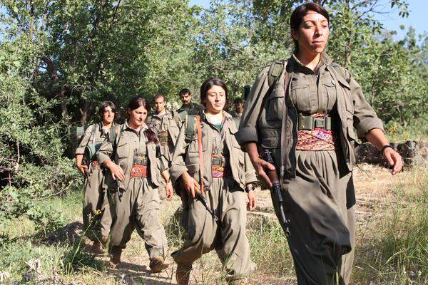 Der auf der türkischen Gefängnisinsel Imrali inhaftierte Öcalan ist nach wie vor die dominante Führerfigur in der PKK. Die PKK-Kämpfer hoffen, dass mit ihrem Rückzug aus der Türkei der Tag der Freilassung Öcalans näherrückt. Und wie sieht danach ihre Zukunft aus? "Als Guerillera habe ich keine persönlichen Gedanken an die Zukunft", sagt Sila, eine der Frauen aus Botans Gruppe. "Auch nach der Freilassung unseres Führers wird es noch viel Arbeit geben."