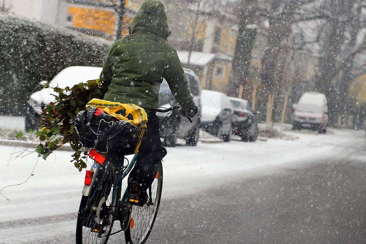 Schon am Freitag gab es den ersten Schnee, allerdings nur im Westen. Im Bild eine Radfahrerin in Salzburg.