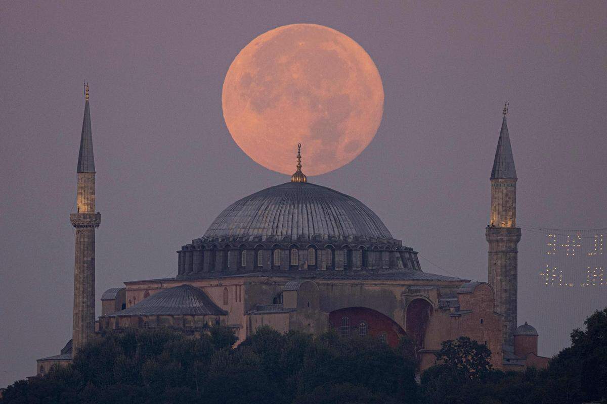 2. August. Der „Supermond“ über der Hagia Sophia in Istanbul.