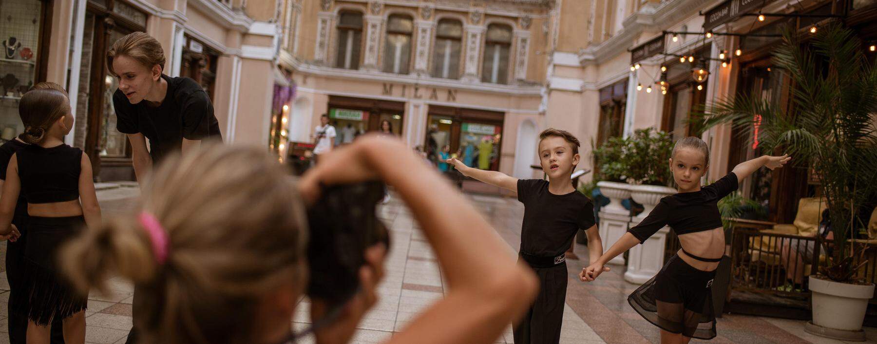 Tanzen gegen den Terror. Straßenszene aus dem Zentrum Odessas.