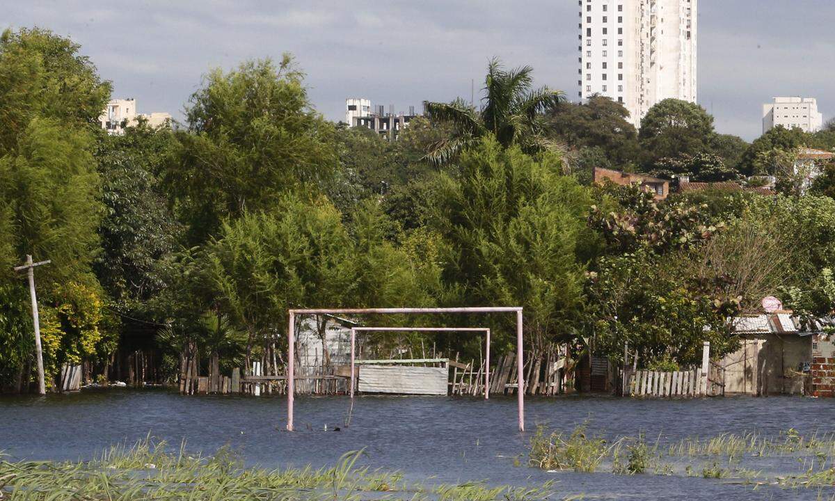 Kolumbien, Asuncion: der Fußballplatz steht sehr oft unter Wasser.