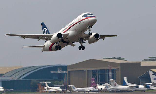 Indonesien Russischer Superjet Demonstrationsflug