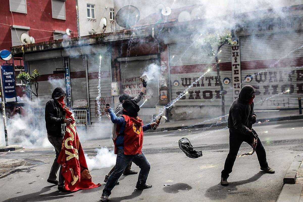 "Lang lebe der 1. Mai" und "Nieder mit dem Faschismus" schrien Demonstranten in Istanbul, die sich an nicht genehmigten Protesten in Istanbul beteiligten. Die Polizei ging gewaltsam gegen die Protestierenden vor.