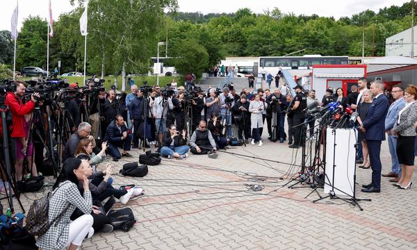 Der designierte slowakische Präsident Peter Pellegrini bei einer Pressekonferenz vor dem Krankenhaus in Banska Bystrica am Donnerstagnachmittag.