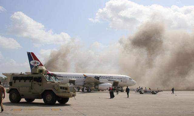 Rauch über dem Flughafen von Aden nach einer Explosion nach der Ankunft der neuen jemenitischen Regierung.