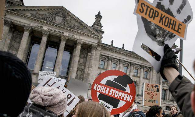 Den freitäglichen Schülerprotest gibt es seit Monaten in vielen Ländern. Hier demonstrieren deutsche Schüler in Berlin.