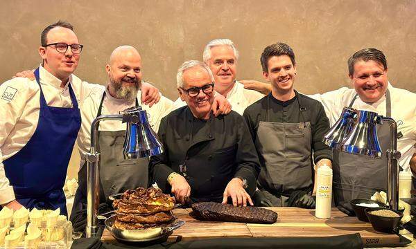 Wolfgang Puck mit seinem Team: Er steht in der Mitte neben Mike Köberl (zweiter von links) und vor Hannes Tschemernjak (dritter von rechts).