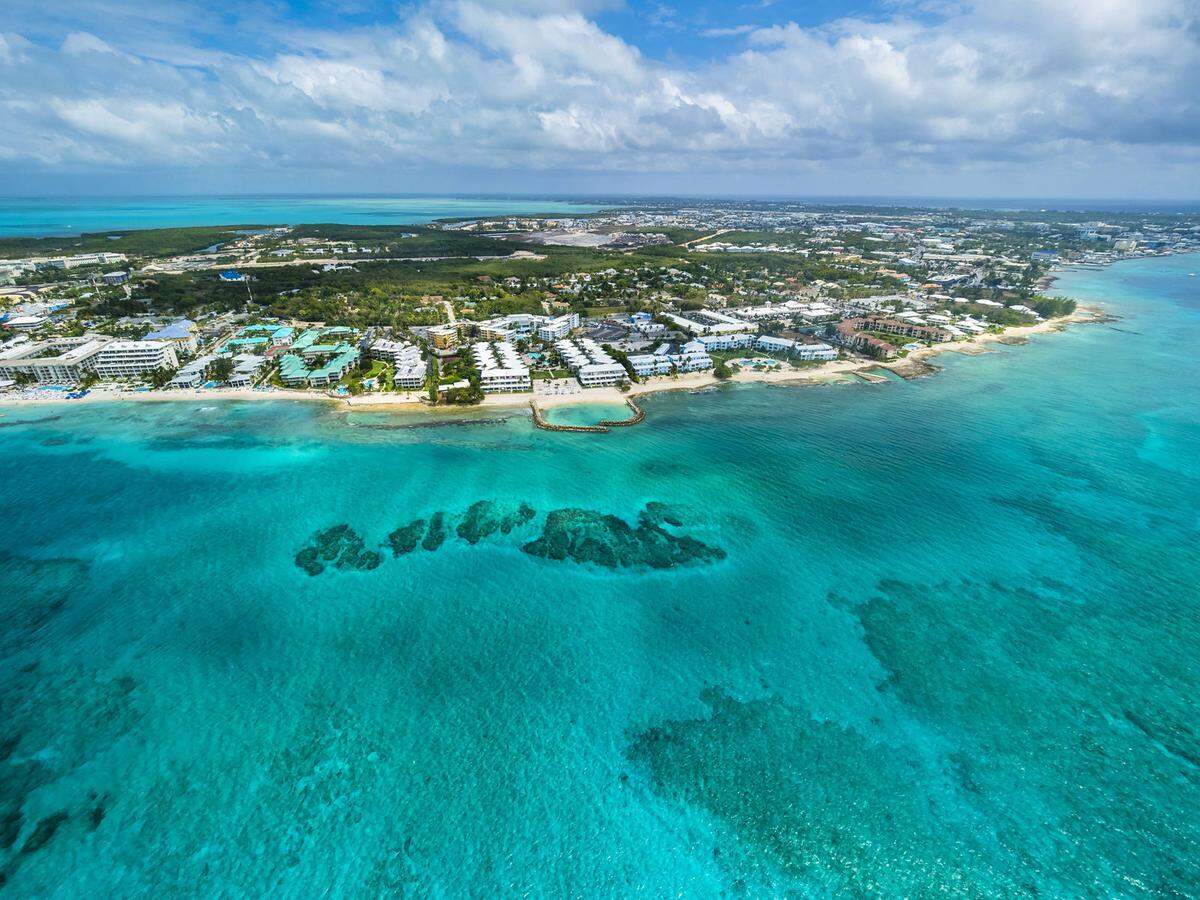 Der lange, halbmondförmige Sandstrand am westlichen Ende der Insel Grand Cayman zählt du den schönsten Stränden der Karibik. Der neun Kilometer lange Küstenstreifen mit Korallensand ist eine Attraktion, das türkise Wasser lädt zum Schnorcheln ein. Kein Wunder also, dass man hier die schönsten und besten Luxushotels von Grand Cayman findet.