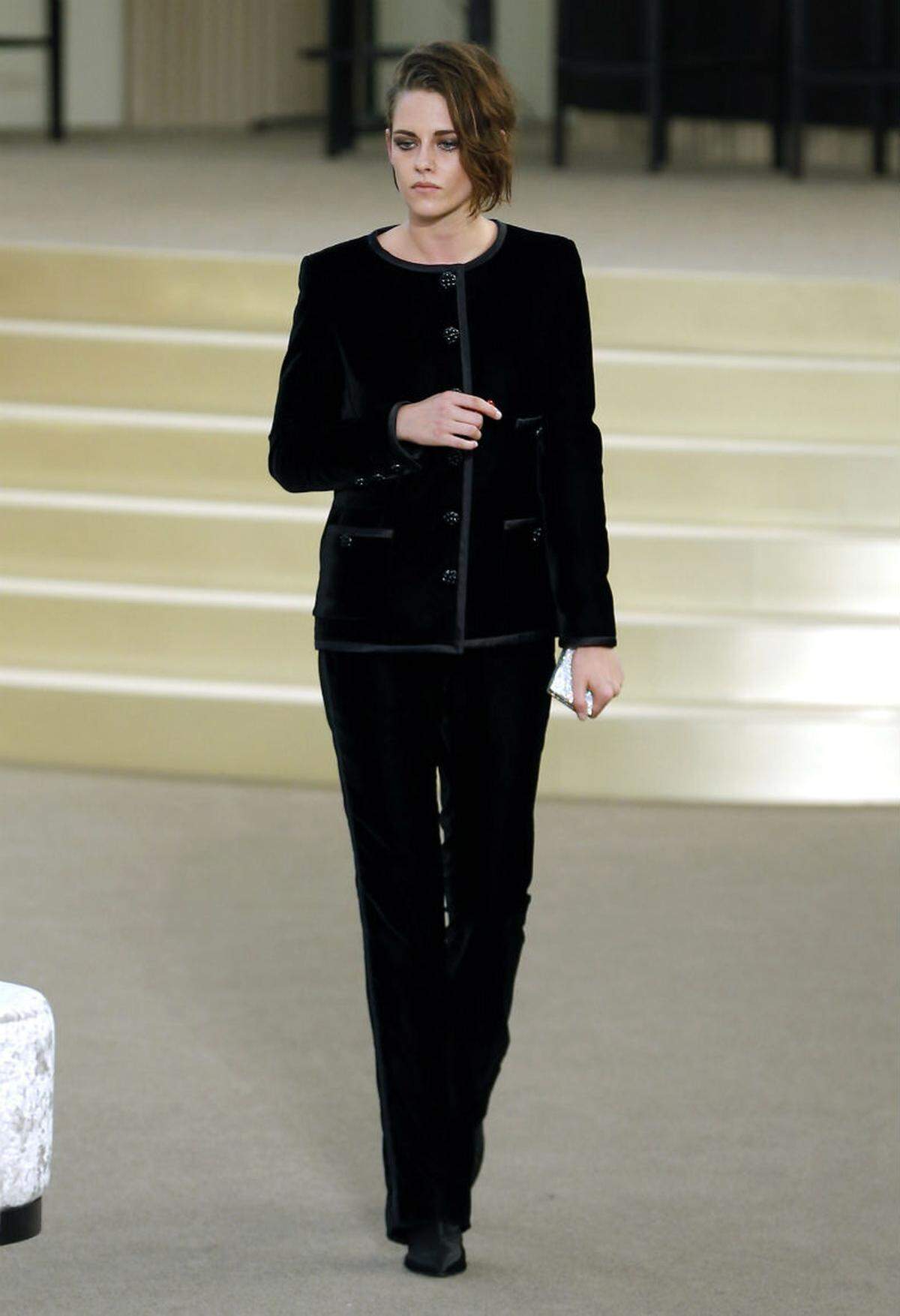 Die Spauspielerin Kristen Stewart machte in einem schwarzen Hosenanzug bei Chanel in Paris den Models Konkurrenz.